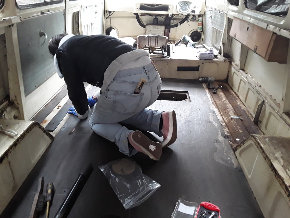 Die Frau in ihrer Levi's Sexiest Jeans.
 #97946190