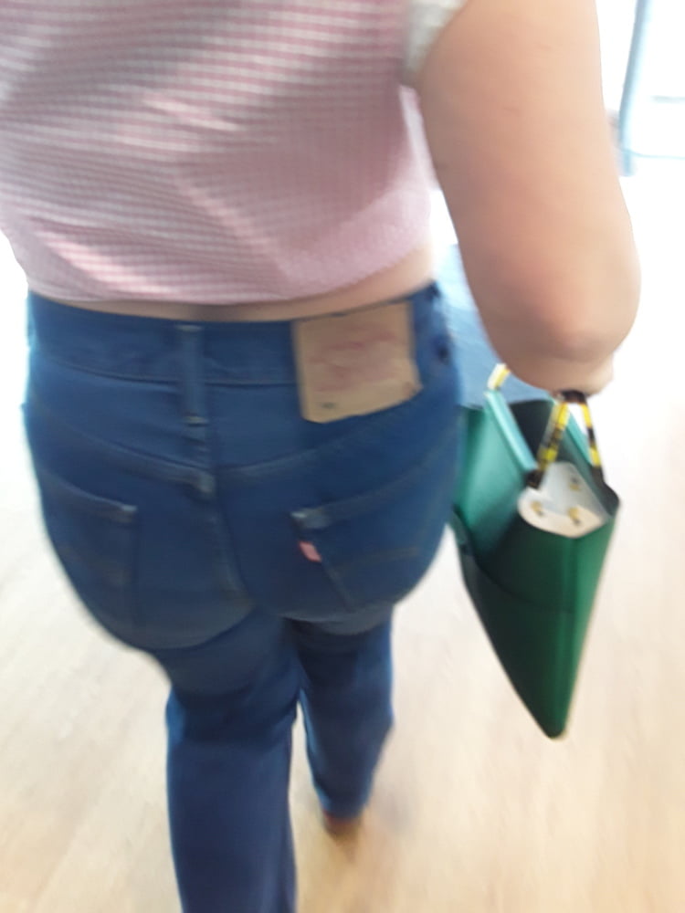 Die Frau in ihrer Levi's Sexiest Jeans.
 #97946240