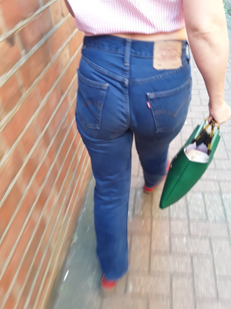 Die Frau in ihrer Levi's Sexiest Jeans.
 #97946248