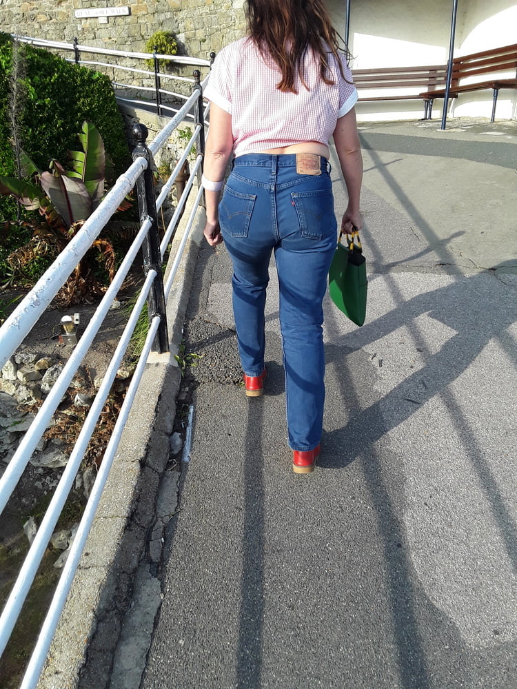 Die Frau in ihrer Levi's Sexiest Jeans.
 #97946251