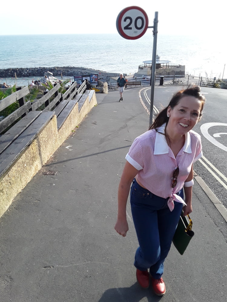 Die Frau in ihrer Levi's Sexiest Jeans.
 #97946260