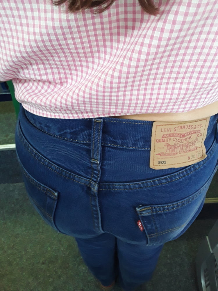 Die Frau in ihrer Levi's Sexiest Jeans.
 #97946266