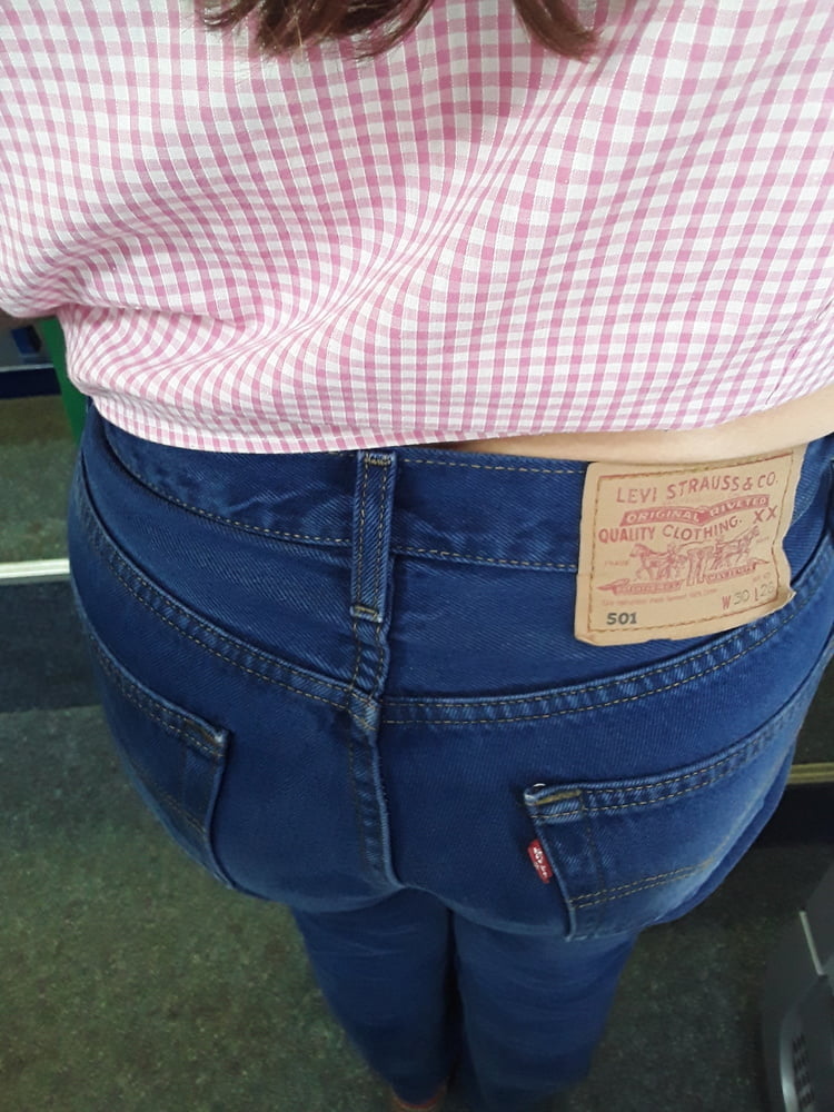 Die Frau in ihrer Levi's Sexiest Jeans.
 #97946269