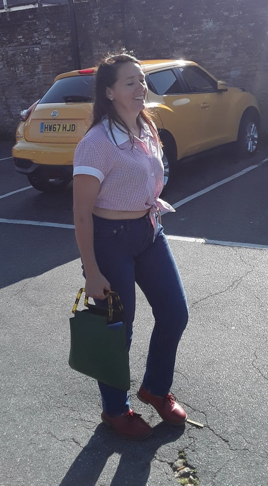 Die Frau in ihrer Levi's Sexiest Jeans.
 #97946272