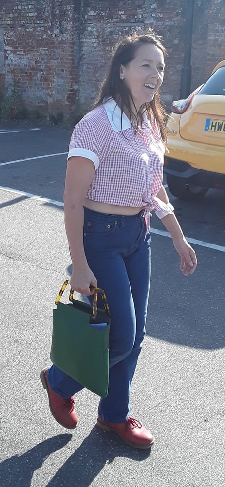 Die Frau in ihrer Levi's Sexiest Jeans.
 #97946275