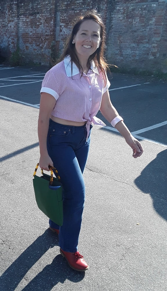 Die Frau in ihrer Levi's Sexiest Jeans.
 #97946278