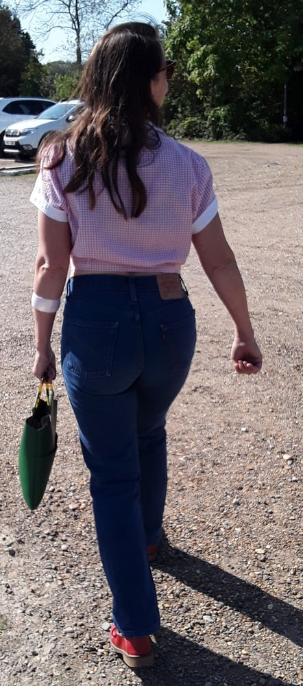 Die Frau in ihrer Levi's Sexiest Jeans.
 #97946295