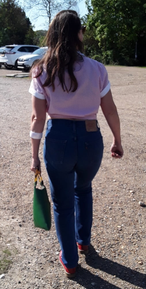 Die Frau in ihrer Levi's Sexiest Jeans.
 #97946298