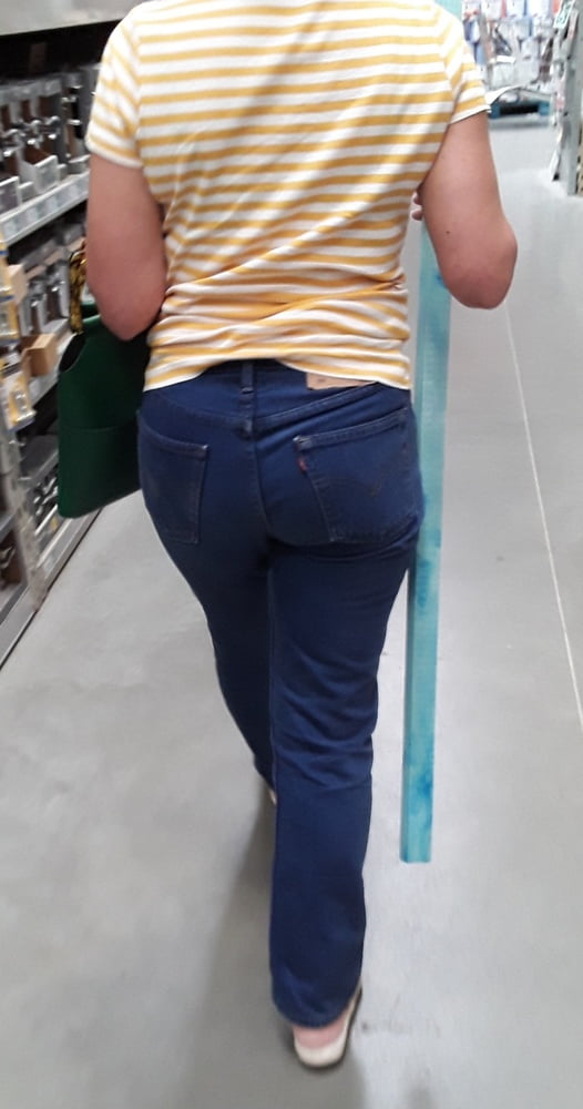 Die Frau in ihrer Levi's Sexiest Jeans.
 #97946301
