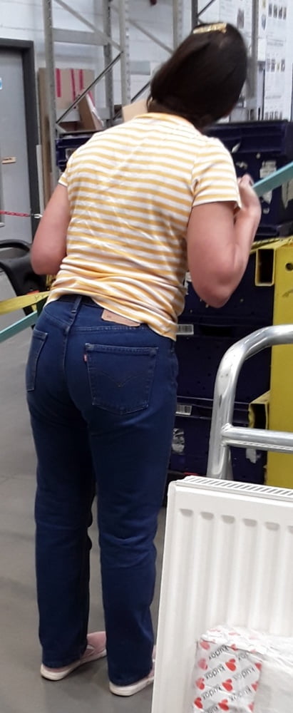 Die Frau in ihrer Levi's Sexiest Jeans.
 #97946304