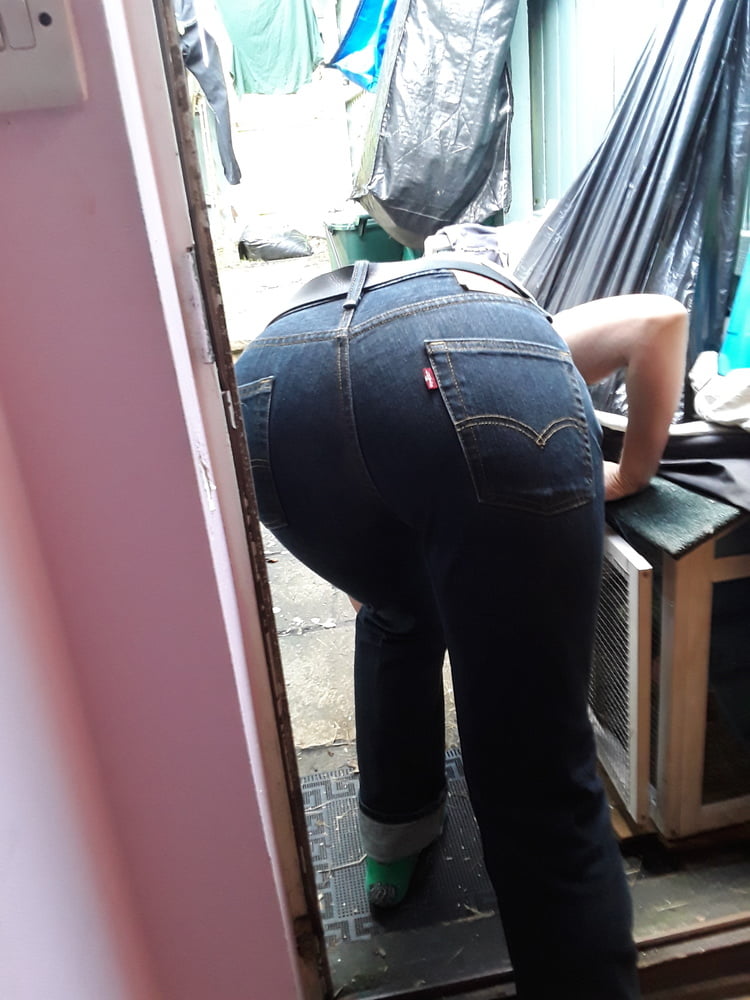 Die Frau in ihrer Levi's Sexiest Jeans.
 #97946346