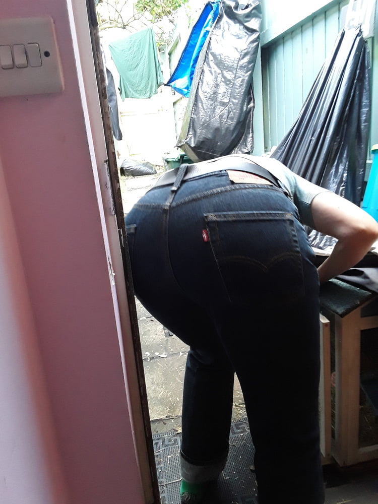 Die Frau in ihrer Levi's Sexiest Jeans.
 #97946349