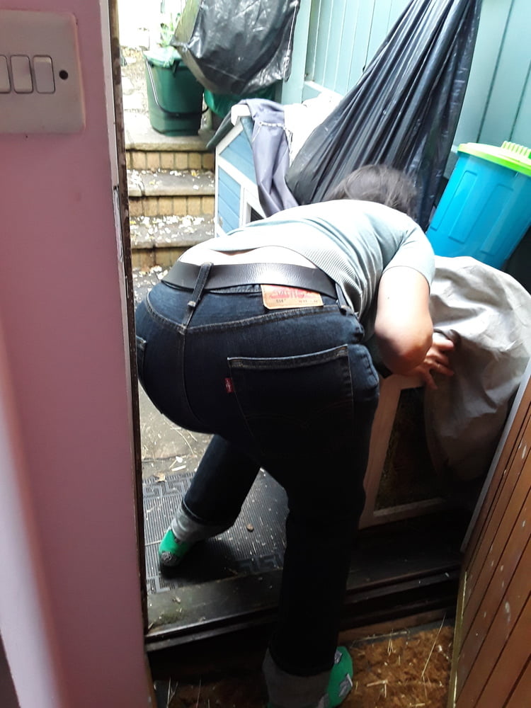 Die Frau in ihrer Levi's Sexiest Jeans.
 #97946352