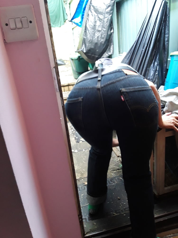 Die Frau in ihrer Levi's Sexiest Jeans.
 #97946354