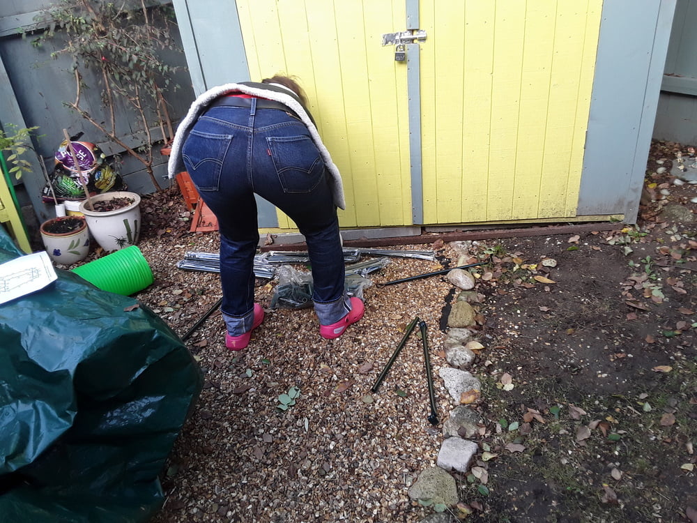 Die Frau in ihrer Levi's Sexiest Jeans.
 #97946357