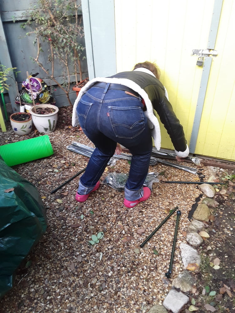 Die Frau in ihrer Levi's Sexiest Jeans.
 #97946363