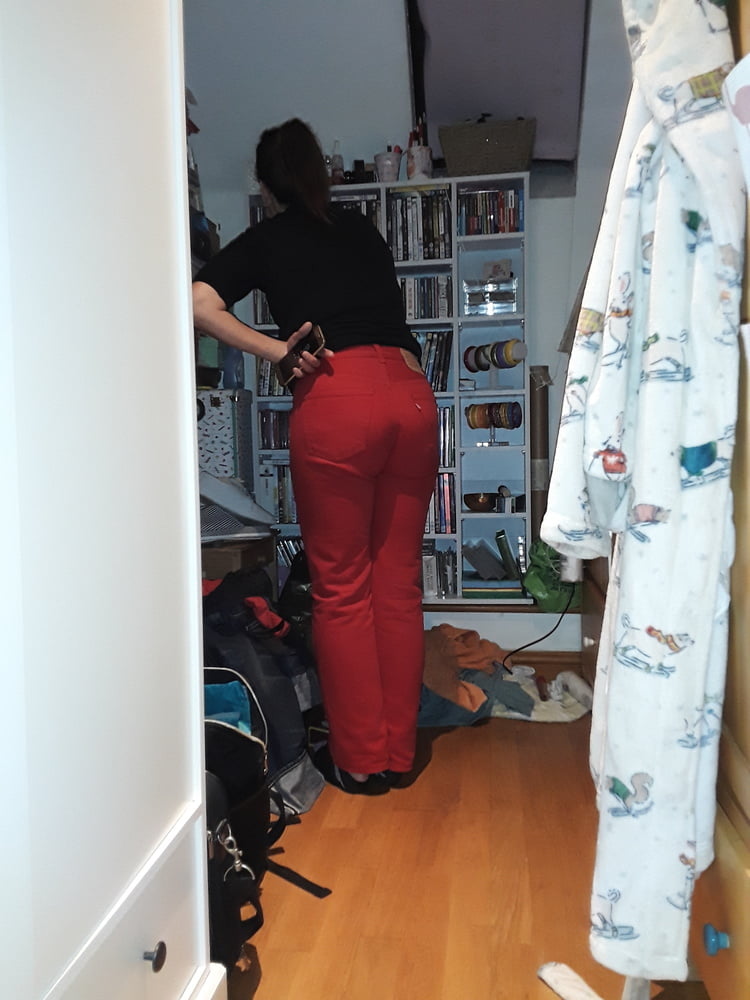 Die Frau in ihrer Levi's Sexiest Jeans.
 #97946390