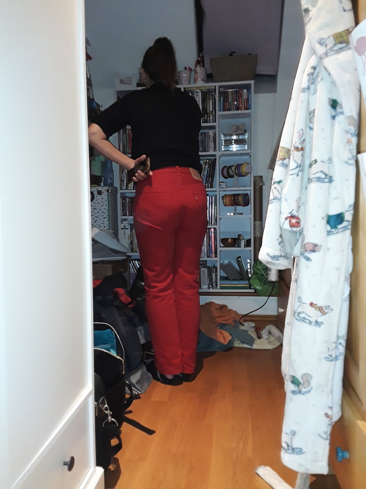 Die Frau in ihrer Levi's Sexiest Jeans.
 #97946393