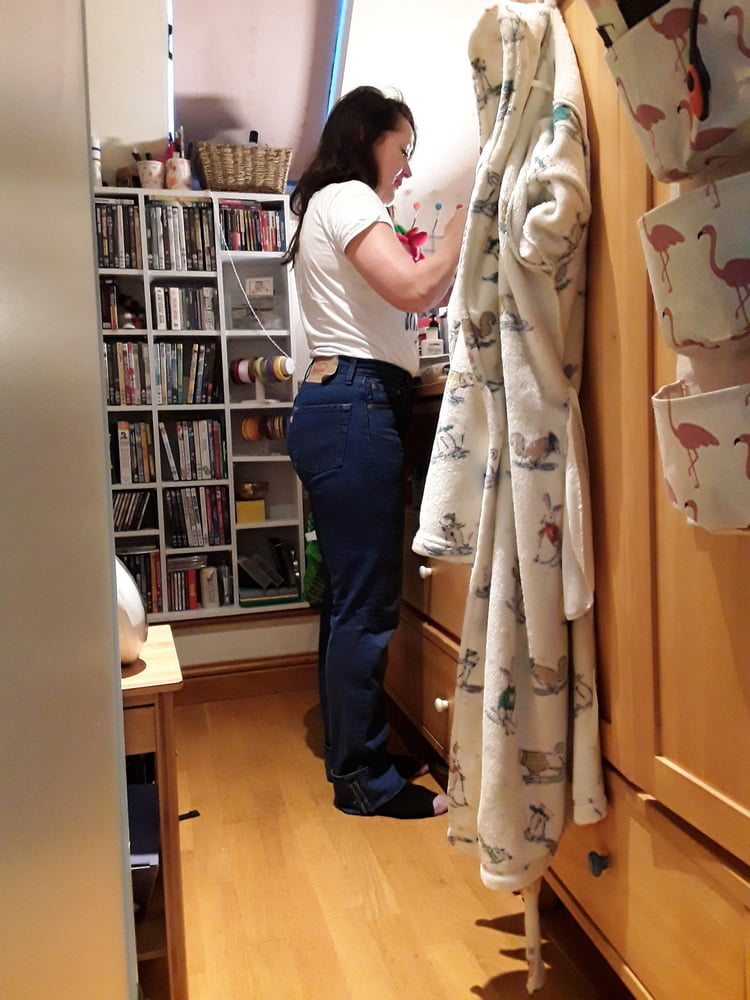 Die Frau in ihrer Levi's Sexiest Jeans.
 #97946414