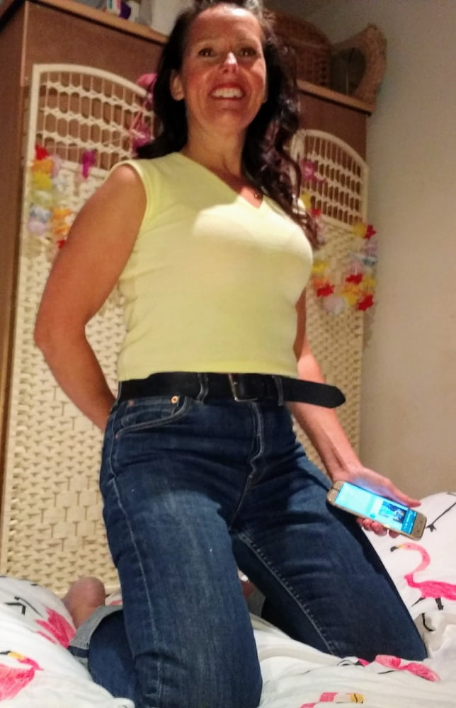 Die Frau in ihrer Levi's Sexiest Jeans.
 #97946428