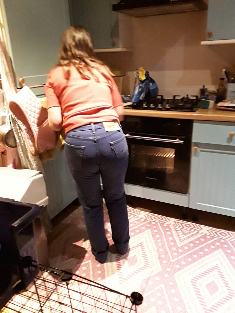 Die Frau in ihrer Levi's Sexiest Jeans.
 #97946437