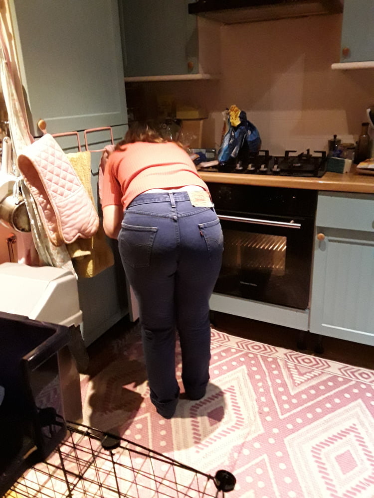 Die Frau in ihrer Levi's Sexiest Jeans.
 #97946440