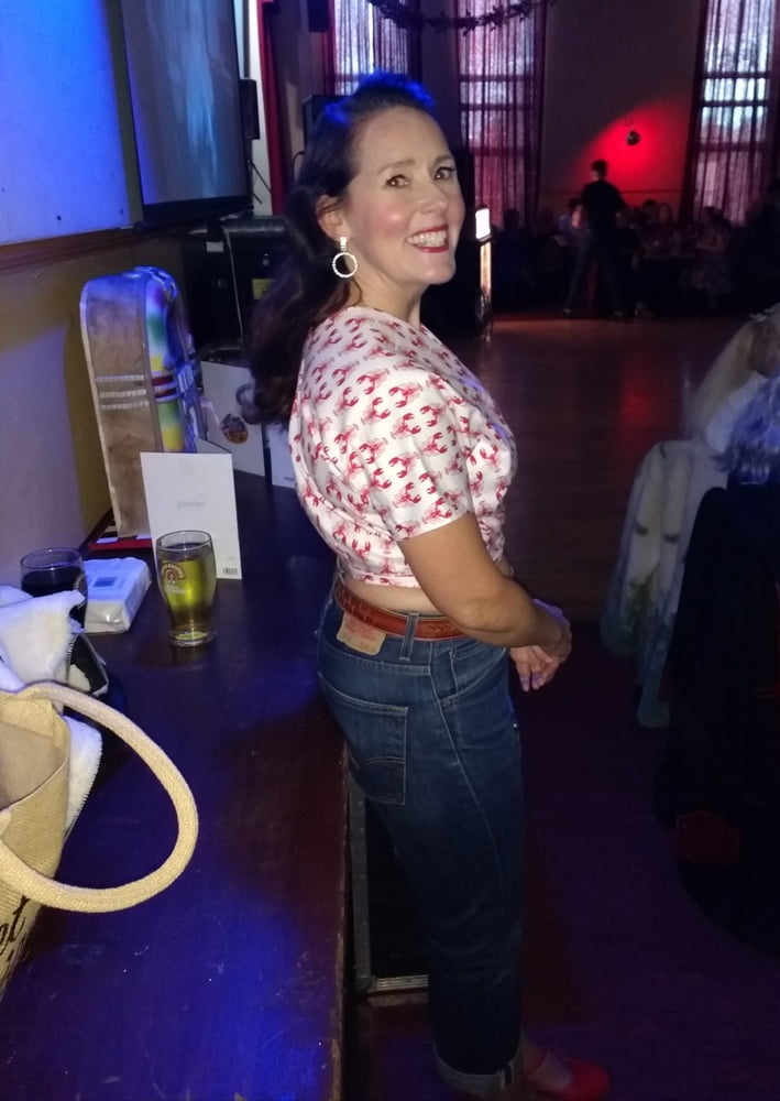 Die Frau in ihrer Levi's Sexiest Jeans.
 #97946467