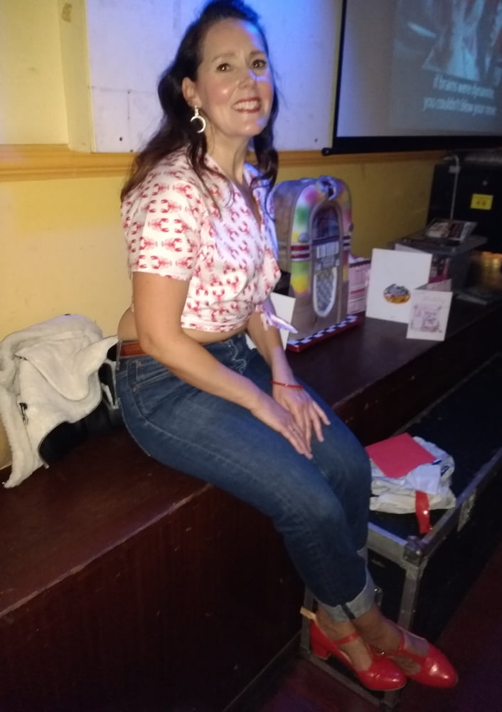 Die Frau in ihrer Levi's Sexiest Jeans.
 #97946470