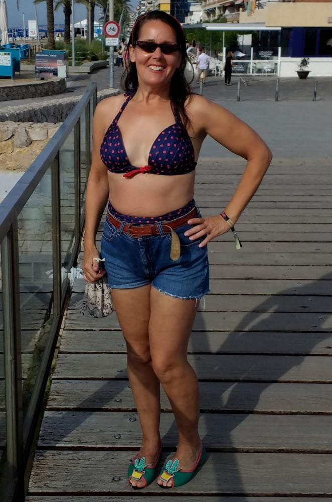 Die Frau in ihrer Levi's Sexiest Jeans.
 #97946485