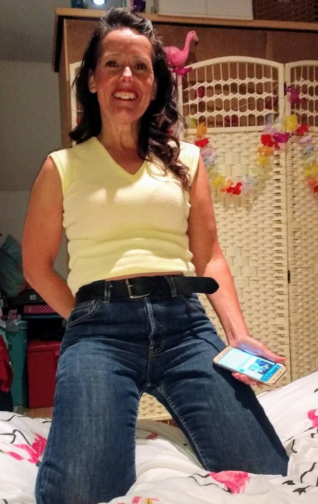 Die Frau in ihrer Levi's Sexiest Jeans.
 #97946499