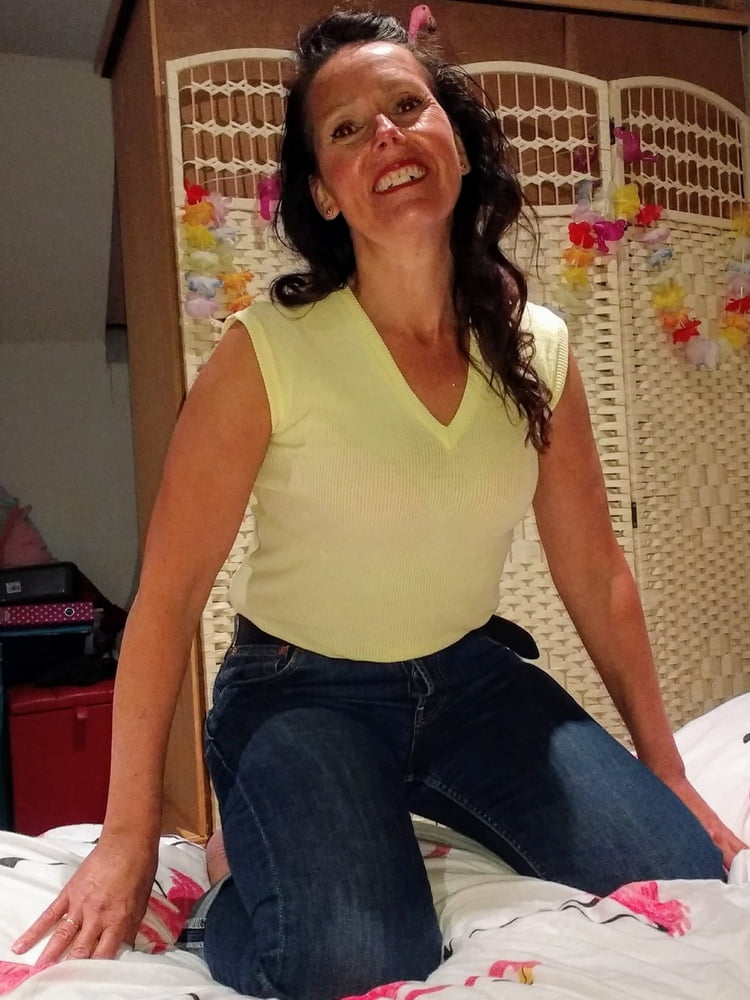 Die Frau in ihrer Levi's Sexiest Jeans.
 #97946511