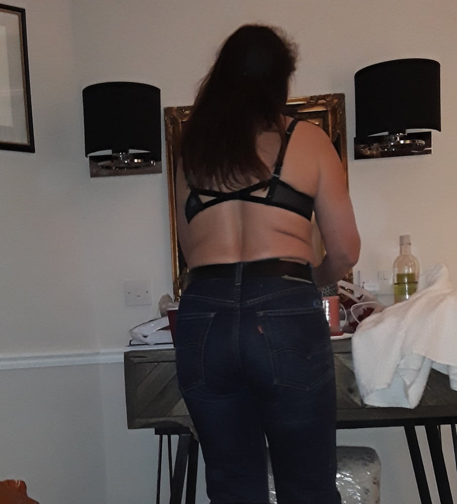 Die Frau in ihrer Levi's Sexiest Jeans.
 #97946535