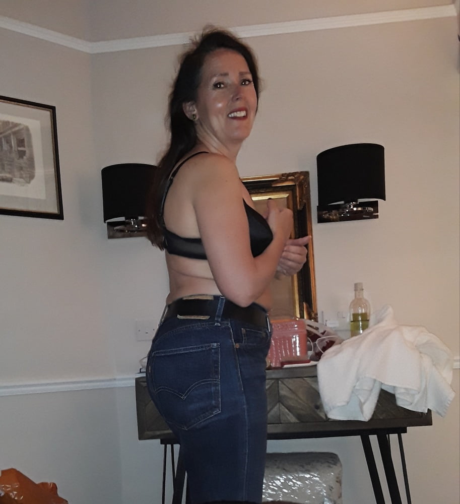 Die Frau in ihrer Levi's Sexiest Jeans.
 #97946541