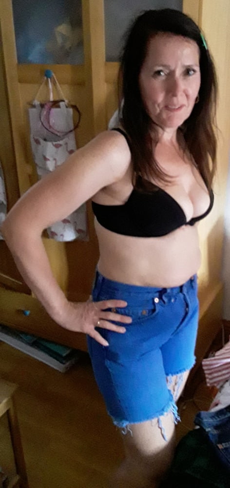 Die Frau in ihrer Levi's Sexiest Jeans.
 #97946559