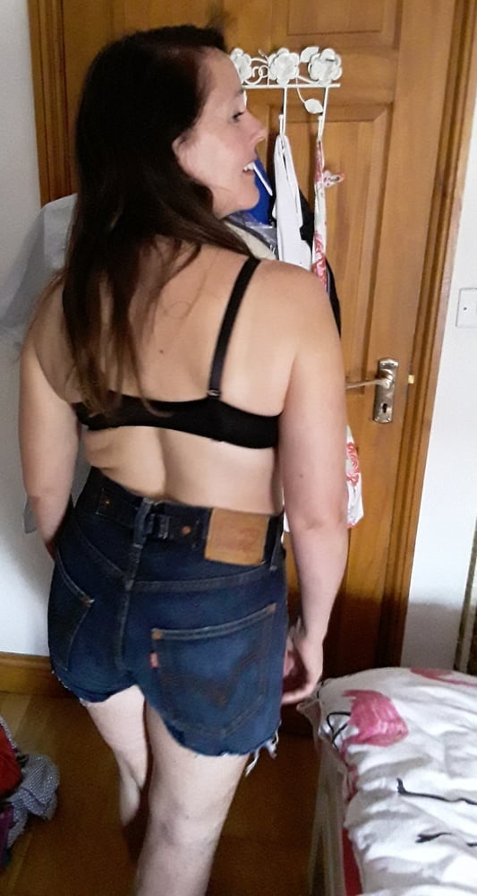 Die Frau in ihrer Levi's Sexiest Jeans.
 #97946576