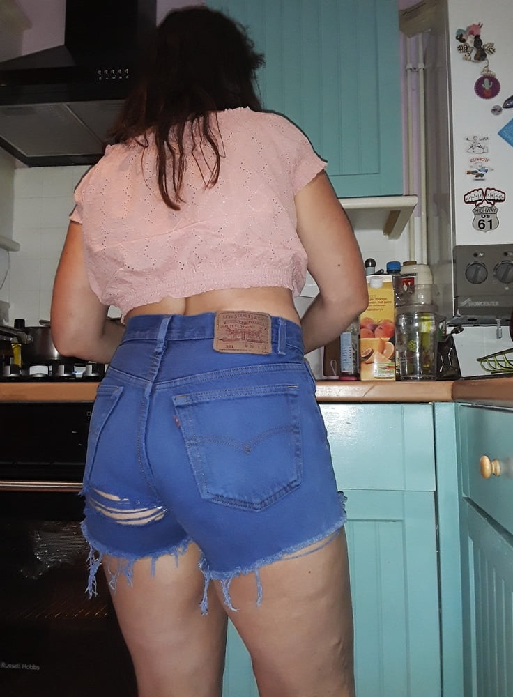 Die Frau in ihrer Levi's Sexiest Jeans.
 #97946585