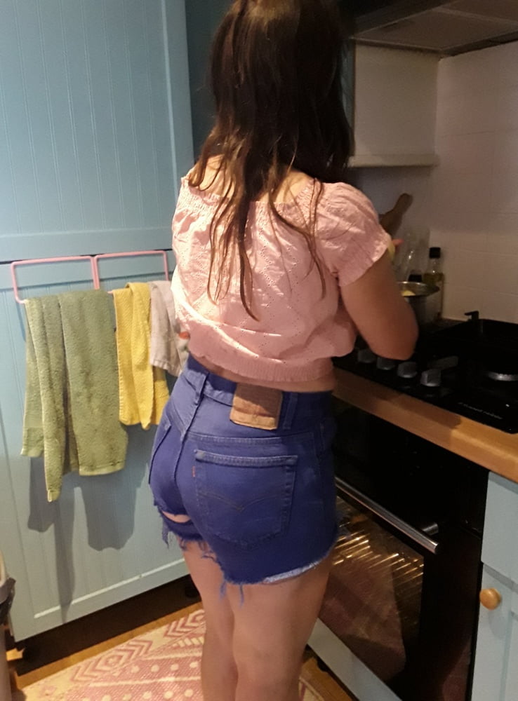 Die Frau in ihrer Levi's Sexiest Jeans.
 #97946594