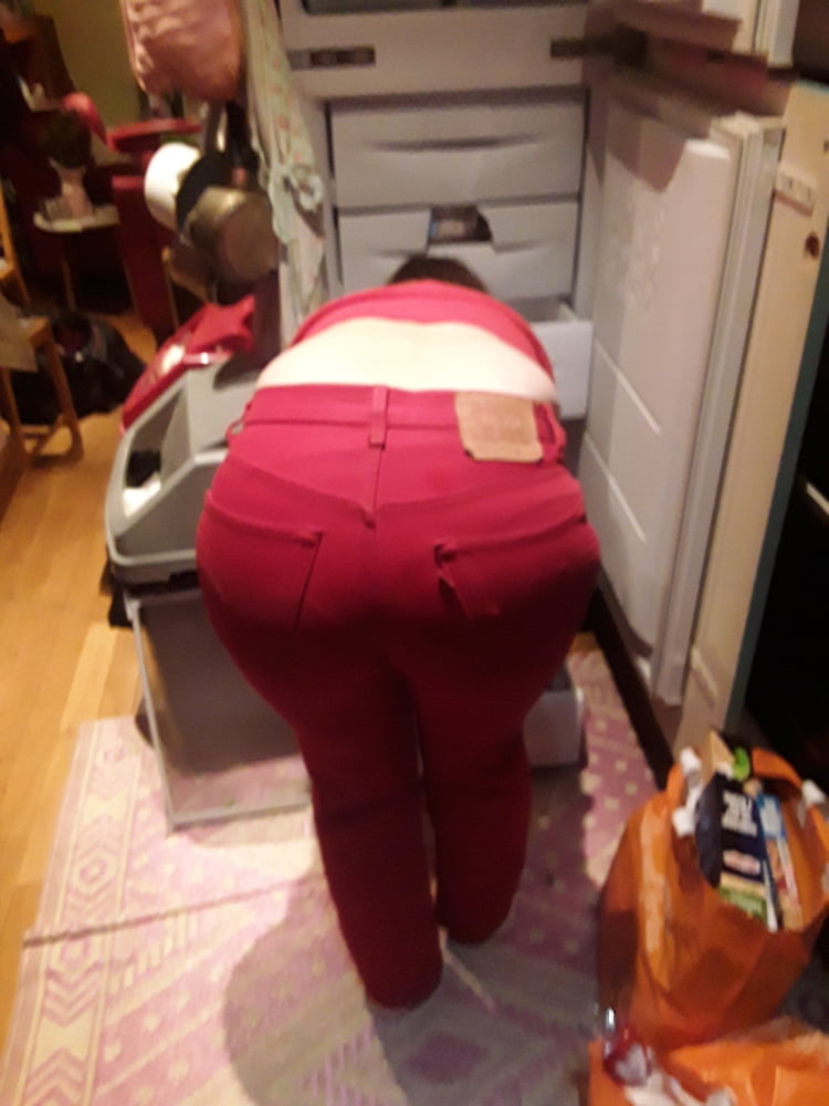 Die Frau in ihrer Levi's Sexiest Jeans.
 #97946621