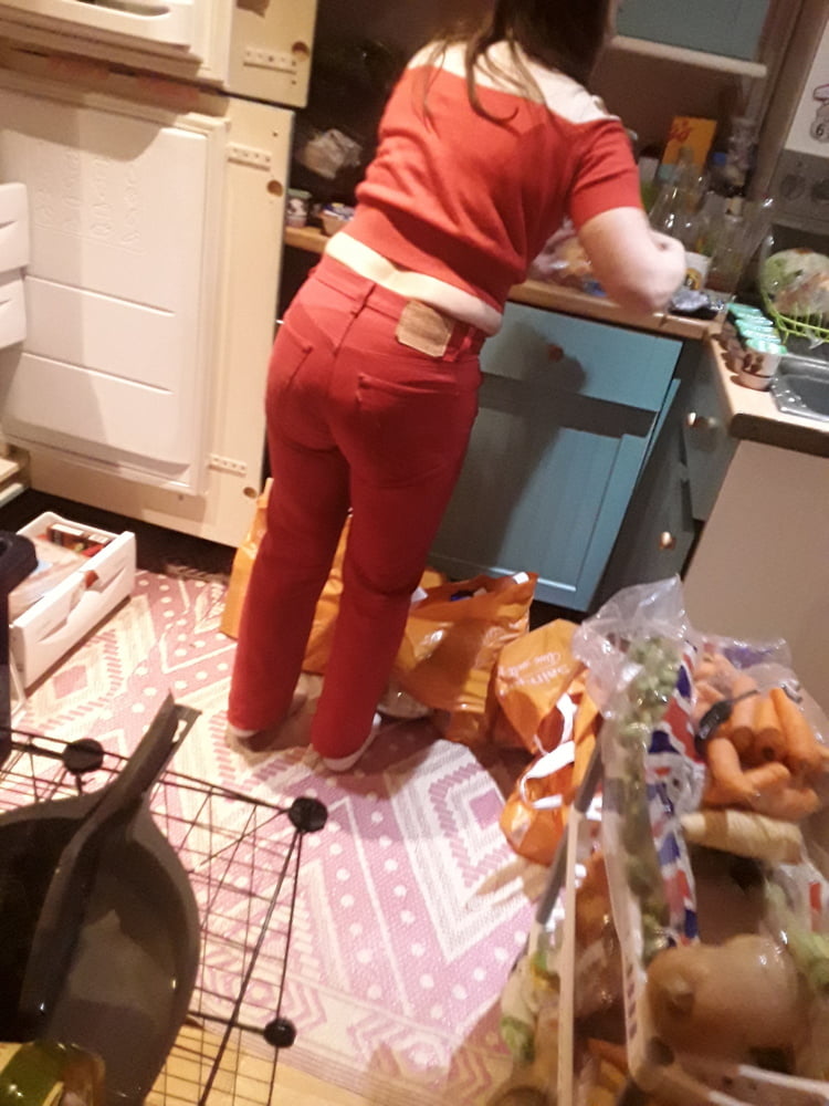 Die Frau in ihrer Levi's Sexiest Jeans.
 #97946630