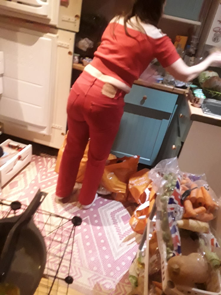 Die Frau in ihrer Levi's Sexiest Jeans.
 #97946633