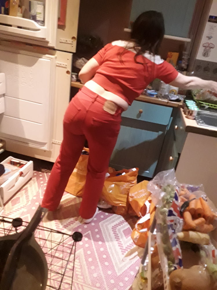 Die Frau in ihrer Levi's Sexiest Jeans.
 #97946636