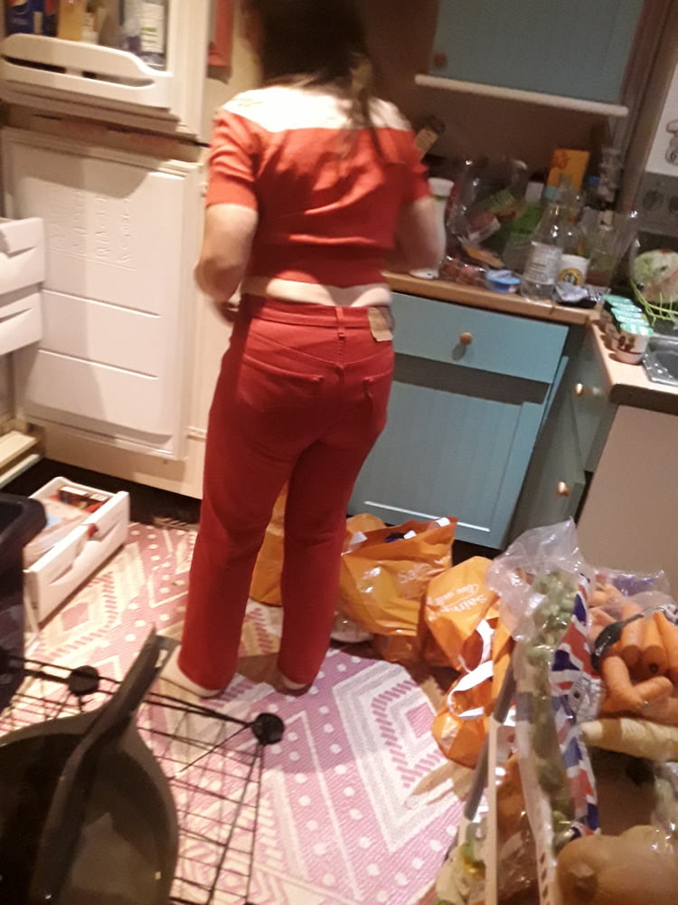 Die Frau in ihrer Levi's Sexiest Jeans.
 #97946639