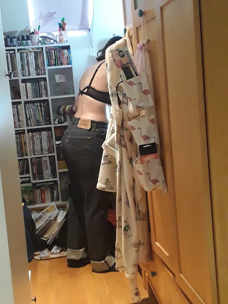 Die Frau in ihrer Levi's Sexiest Jeans.
 #97946653