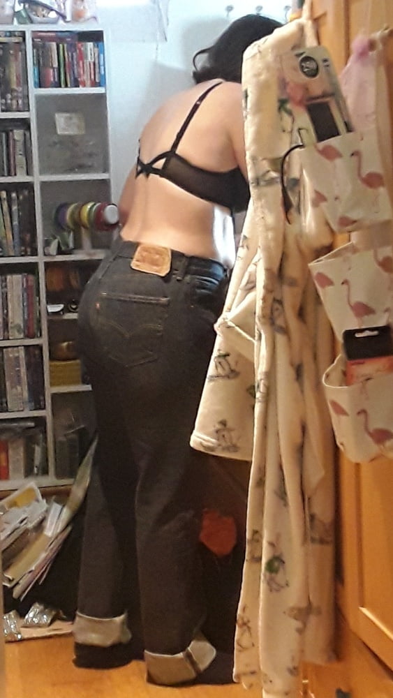 Die Frau in ihrer Levi's Sexiest Jeans.
 #97946659