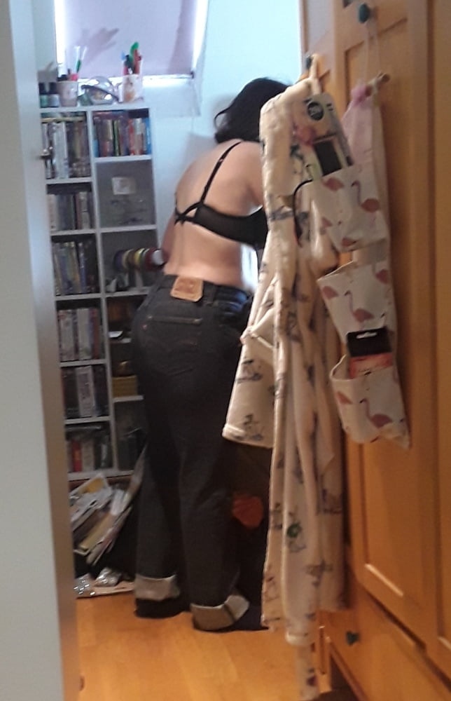 Die Frau in ihrer Levi's Sexiest Jeans.
 #97946662