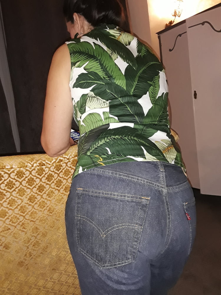 Die Frau in ihrer Levi's Sexiest Jeans.
 #97946671