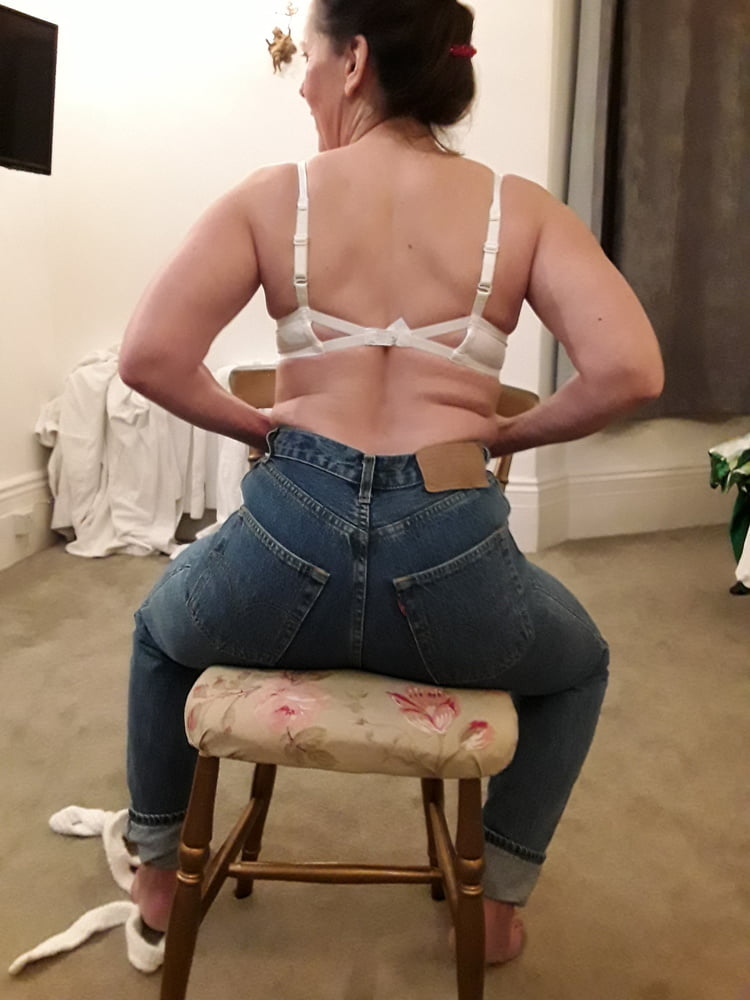 Die Frau in ihrer Levi's Sexiest Jeans.
 #97946674