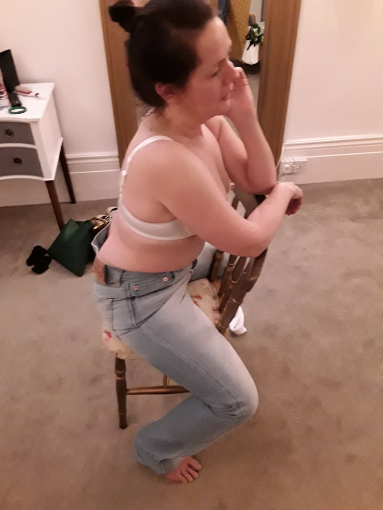 Die Frau in ihrer Levi's Sexiest Jeans.
 #97946683