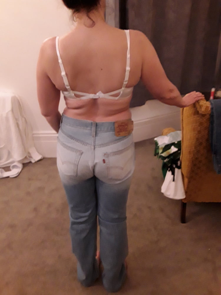 Die Frau in ihrer Levi's Sexiest Jeans.
 #97946689