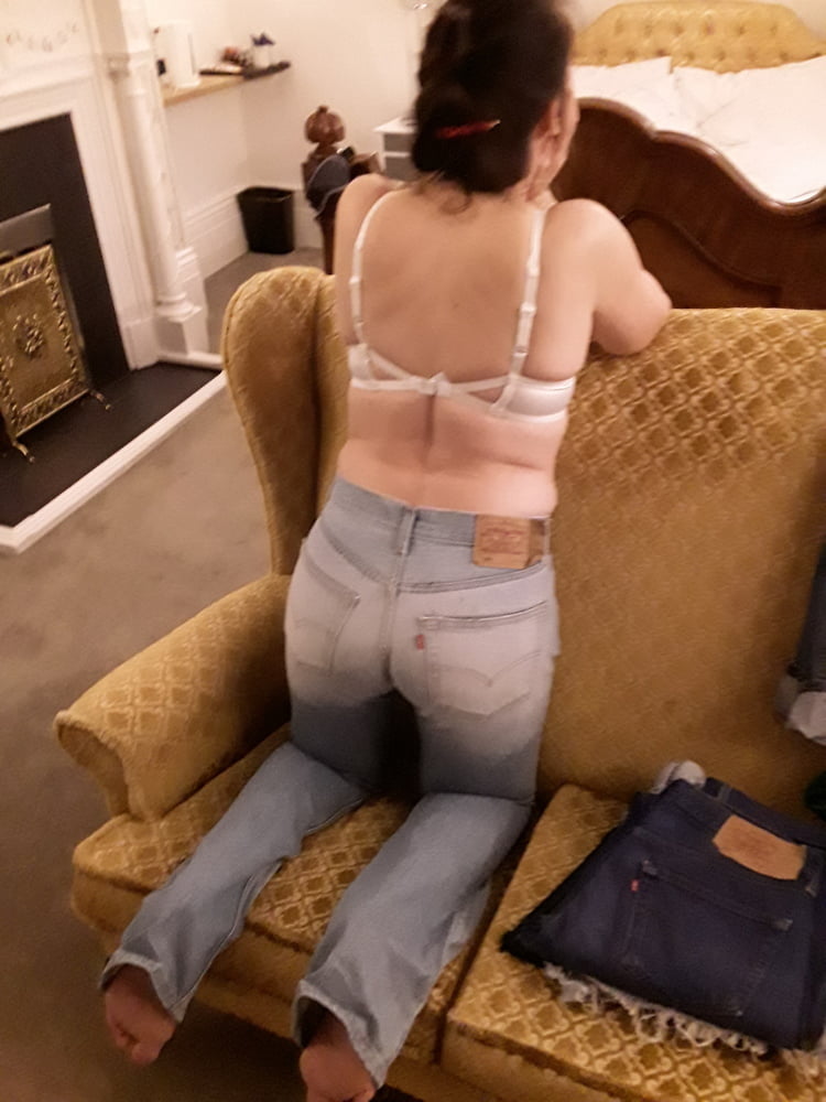 Die Frau in ihrer Levi's Sexiest Jeans.
 #97946695